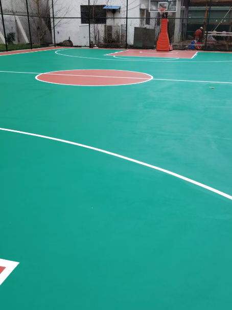 东阿 球场长期使用易出现地面开裂